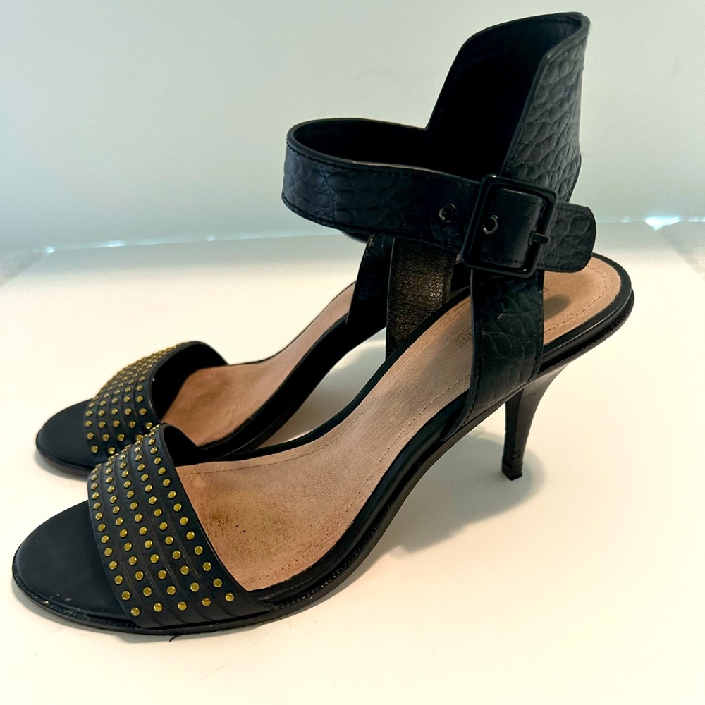 Pour La Victoire Heels. 8M. Kitten heels w ankle strap.